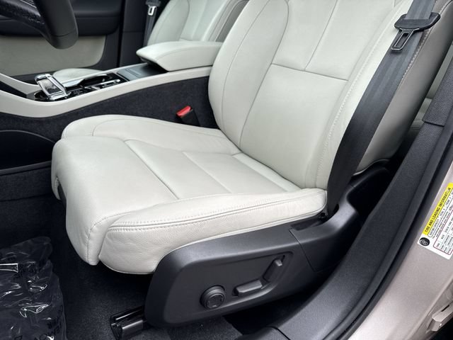 Certified 2024 Volvo XC40 B5 Plus w/ Climate Package AWD/4WD image 17