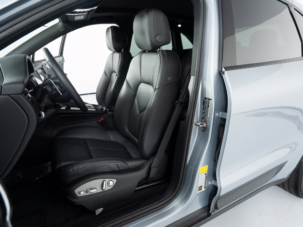 Certified 2026 Porsche Macan AWD/4WD image 5