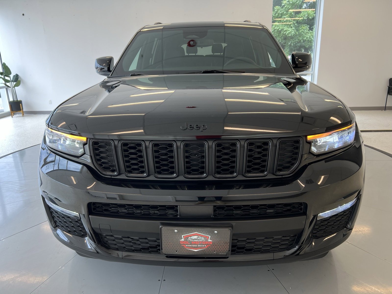 Used 2024 Jeep Grand Cherokee L Limited w/ Black Appearance Package image 69
