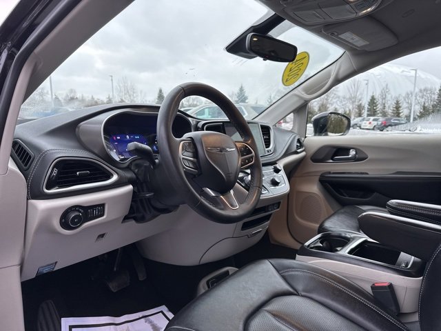 Used 2024 Chrysler Pacifica Select image 9