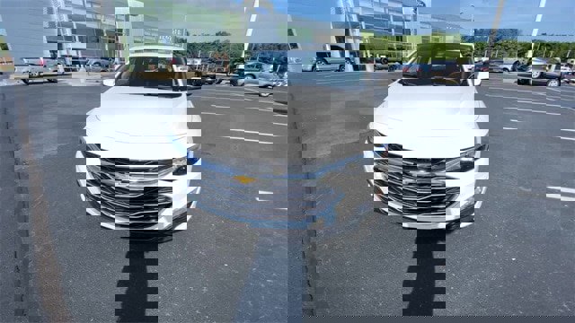 Used 2024 Chevrolet Malibu LT image 3