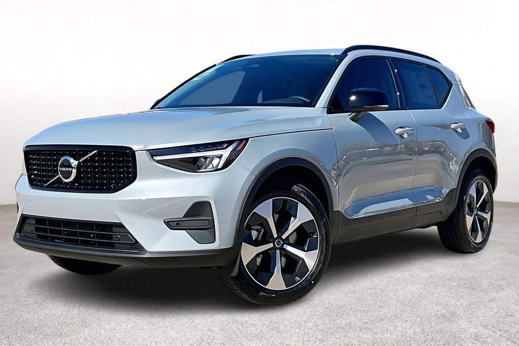 Used 2026 Volvo XC40 B4 Core FWD image 2