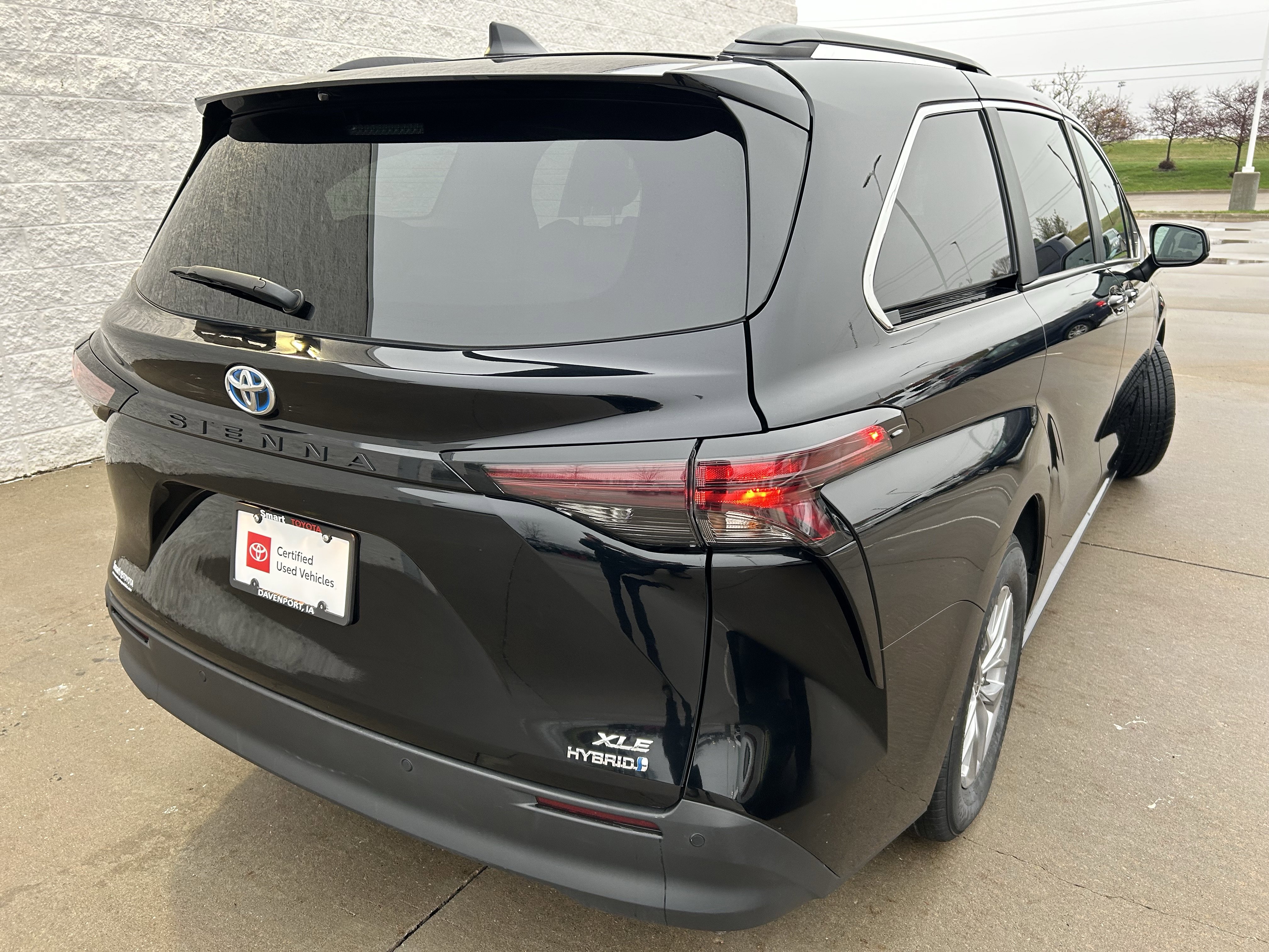 Certified 2024 Toyota Sienna XLE FWD image 6