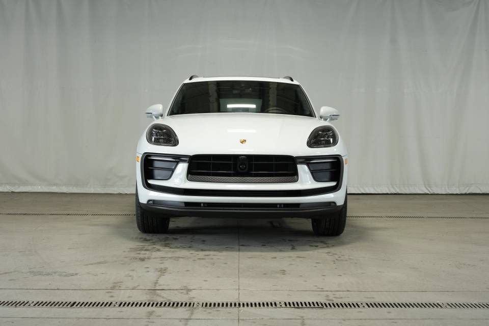 Certified 2025 Porsche Macan AWD/4WD image 10