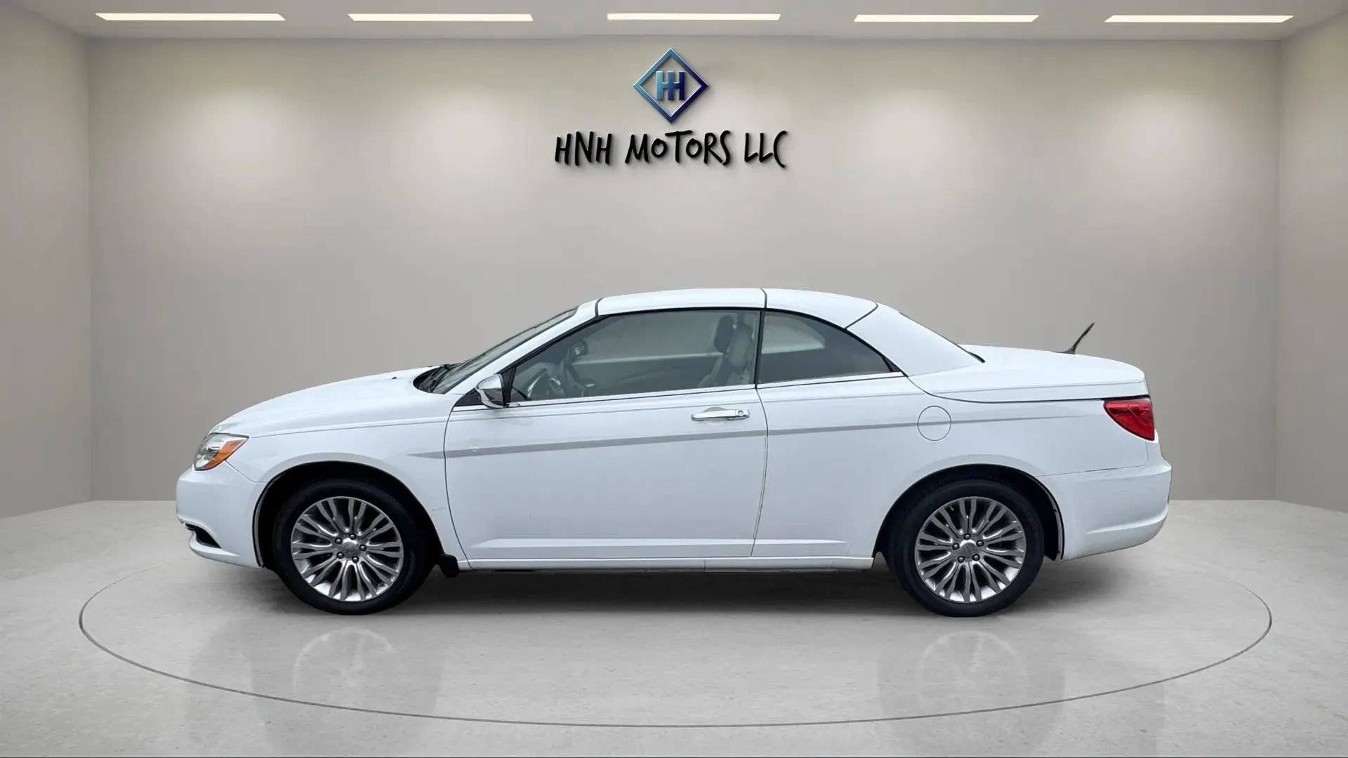 Used 2013 Chrysler 200 Limited image 2