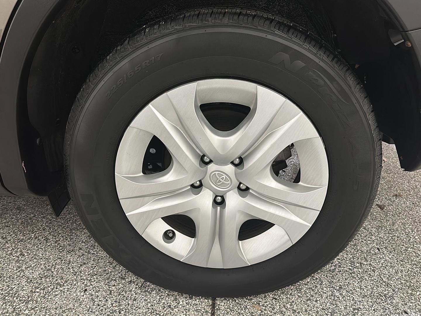 Used 2015 Toyota RAV4 LE AWD/4WD image 11