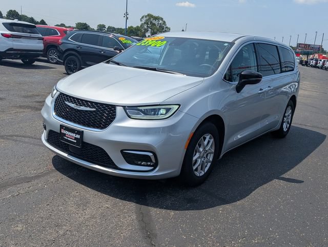 Used 2024 Chrysler Pacifica Touring-L FWD image 3