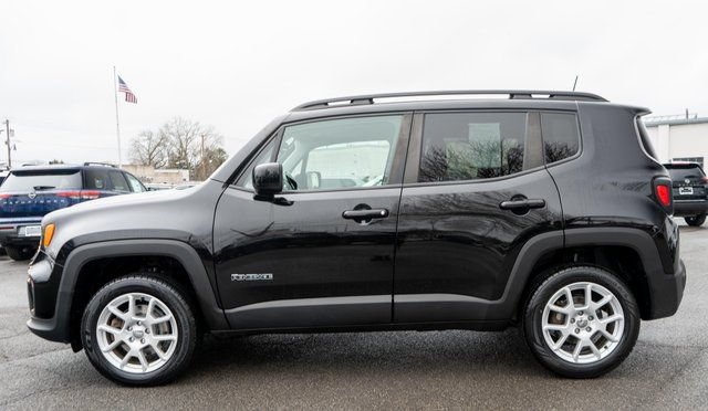 Used 2020 Jeep Renegade Latitude w/ Cold Weather Group AWD/4WD image 9