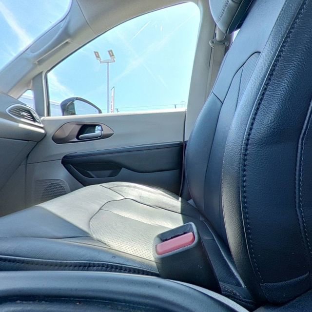Used 2018 Chrysler Pacifica Touring-L FWD image 27