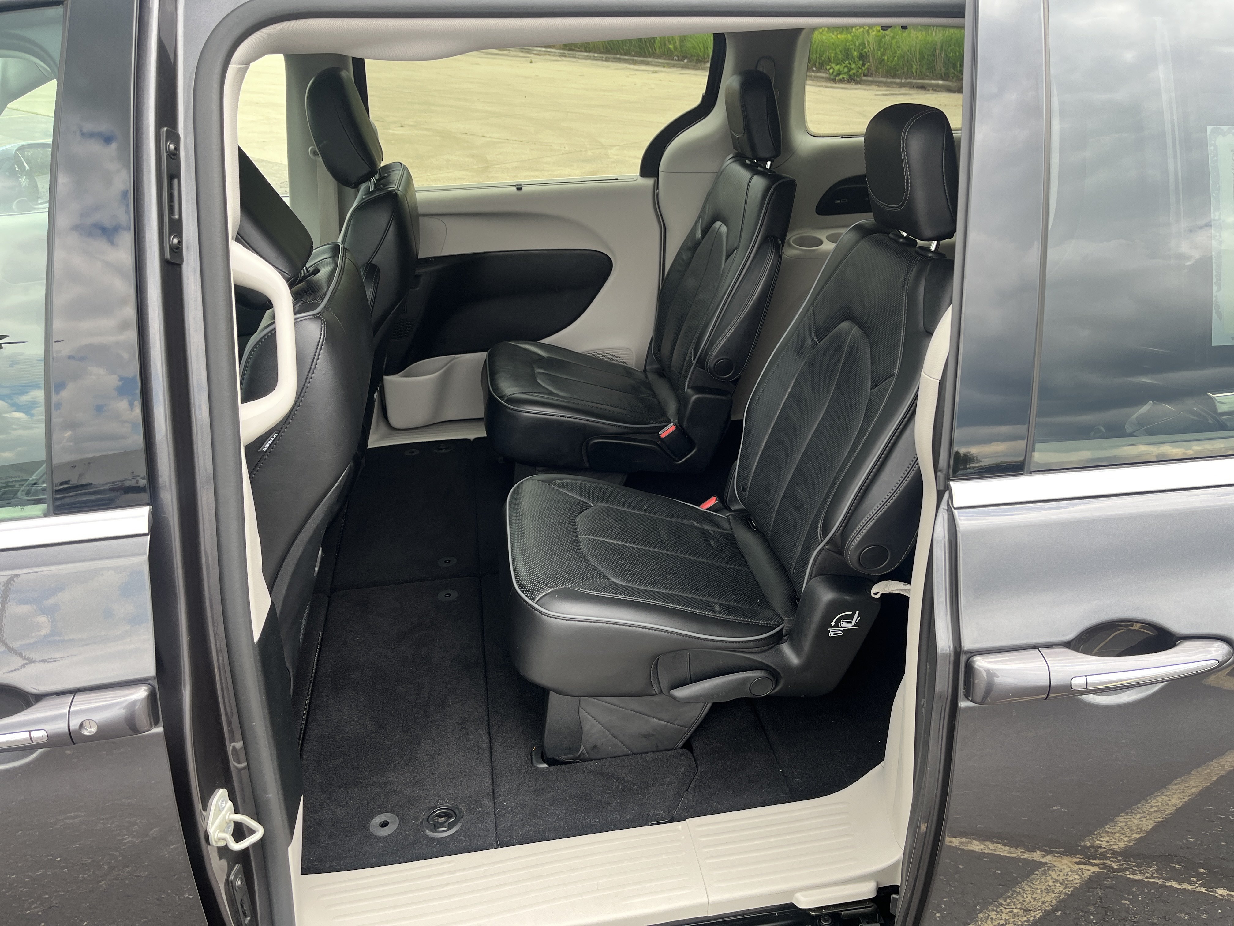 Used 2019 Chrysler Pacifica Limited w/ Tire & Wheel Group FWD image 12