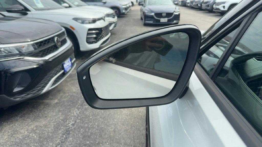 Certified 2026 Volkswagen Tiguan SE R-Line FWD image 4