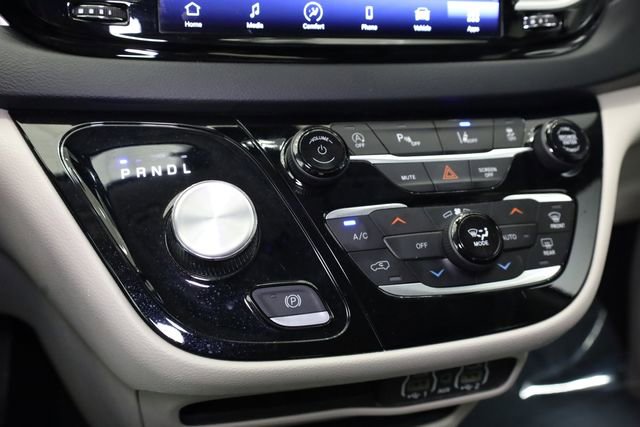 Used 2023 Chrysler Pacifica Touring-L image 23