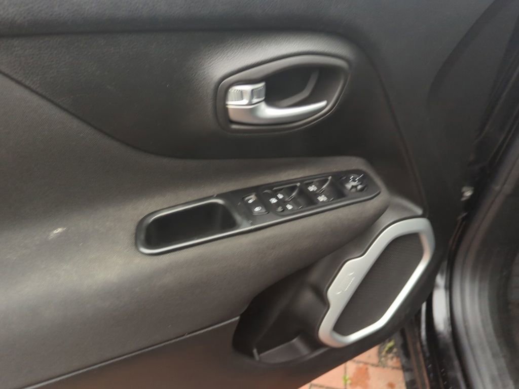 Used 2018 Jeep Renegade Latitude image 8