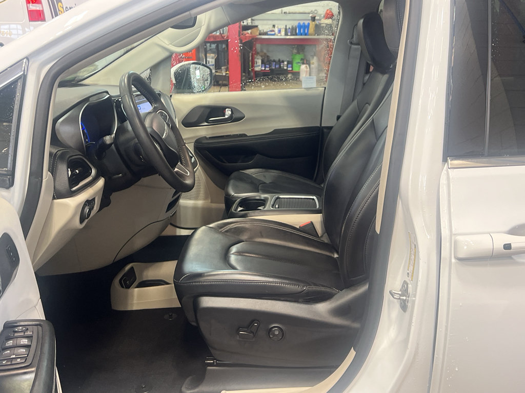 Used 2023 Chrysler Pacifica Touring-L FWD image 13