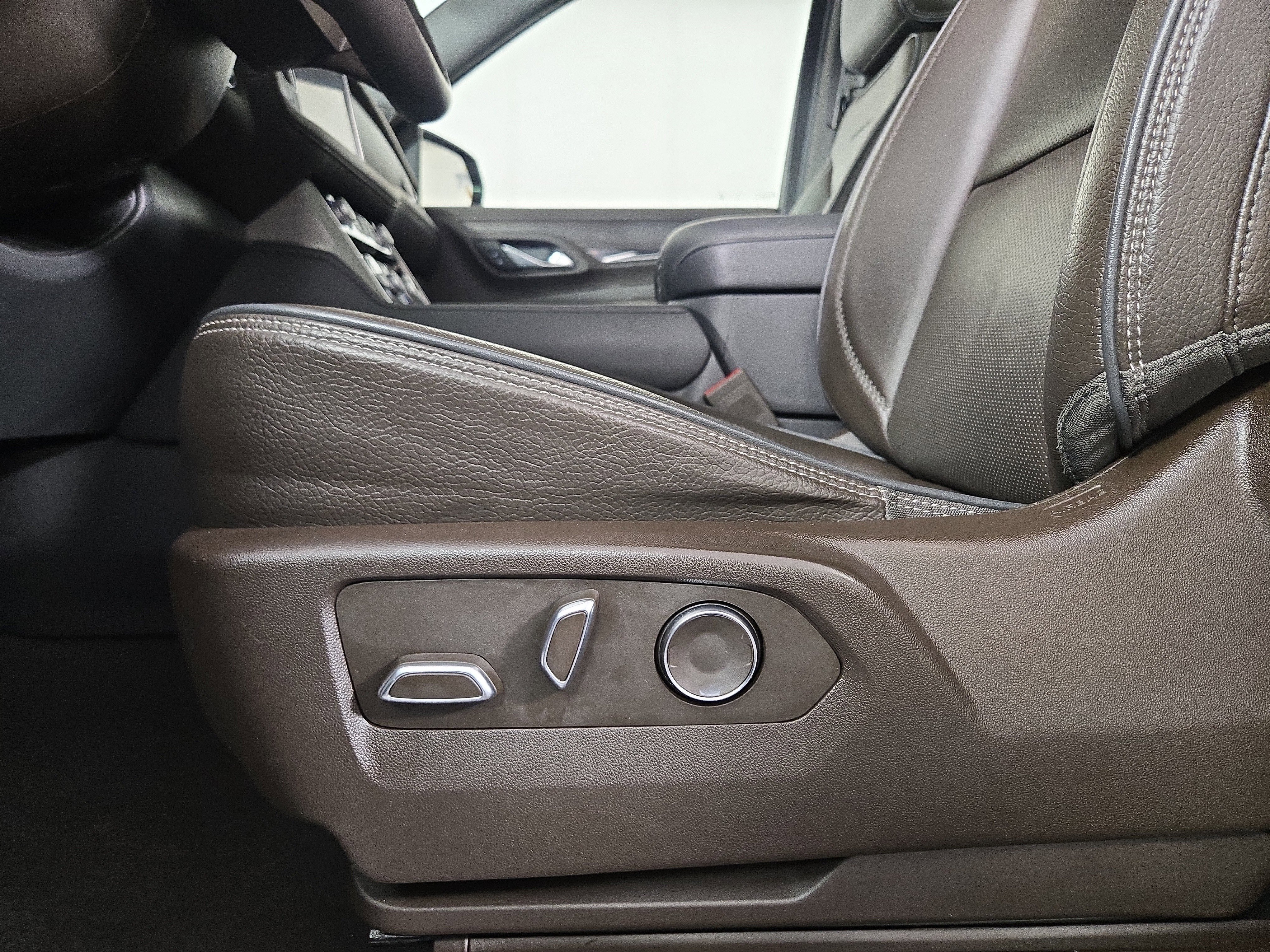 Certified 2023 GMC Yukon Denali w/ Advanced Technology Package image 35