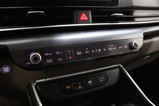 Used 2025 Kia Carnival FWD image 26