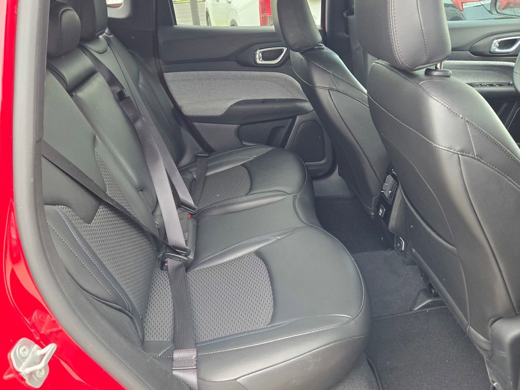 Used 2025 Jeep Compass Latitude AWD/4WD image 16