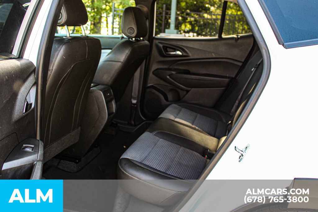 Used 2025 Chevrolet Trax LT FWD image 17