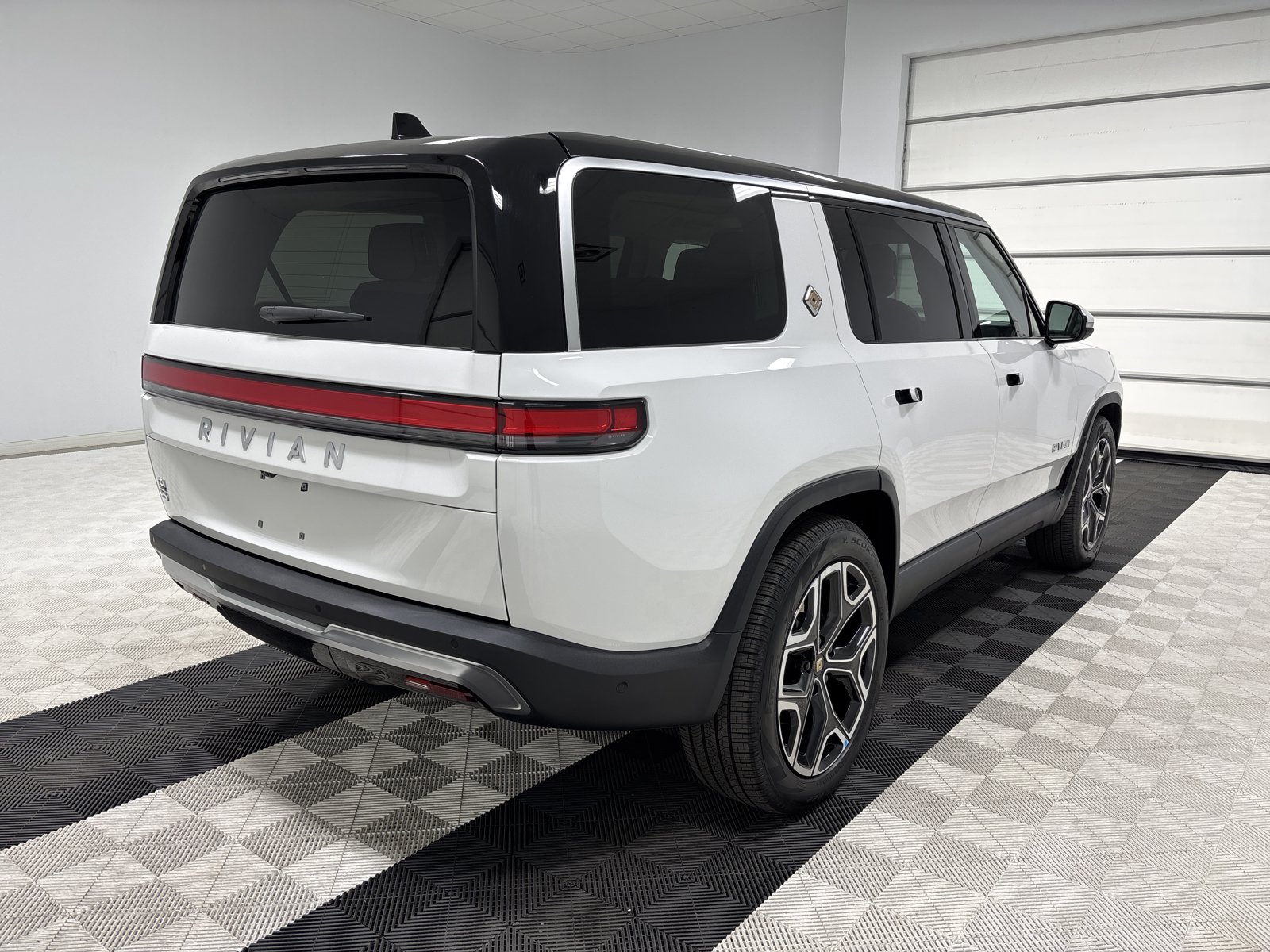 Used 2024 Rivian R1S Adventure AWD/4WD image 5