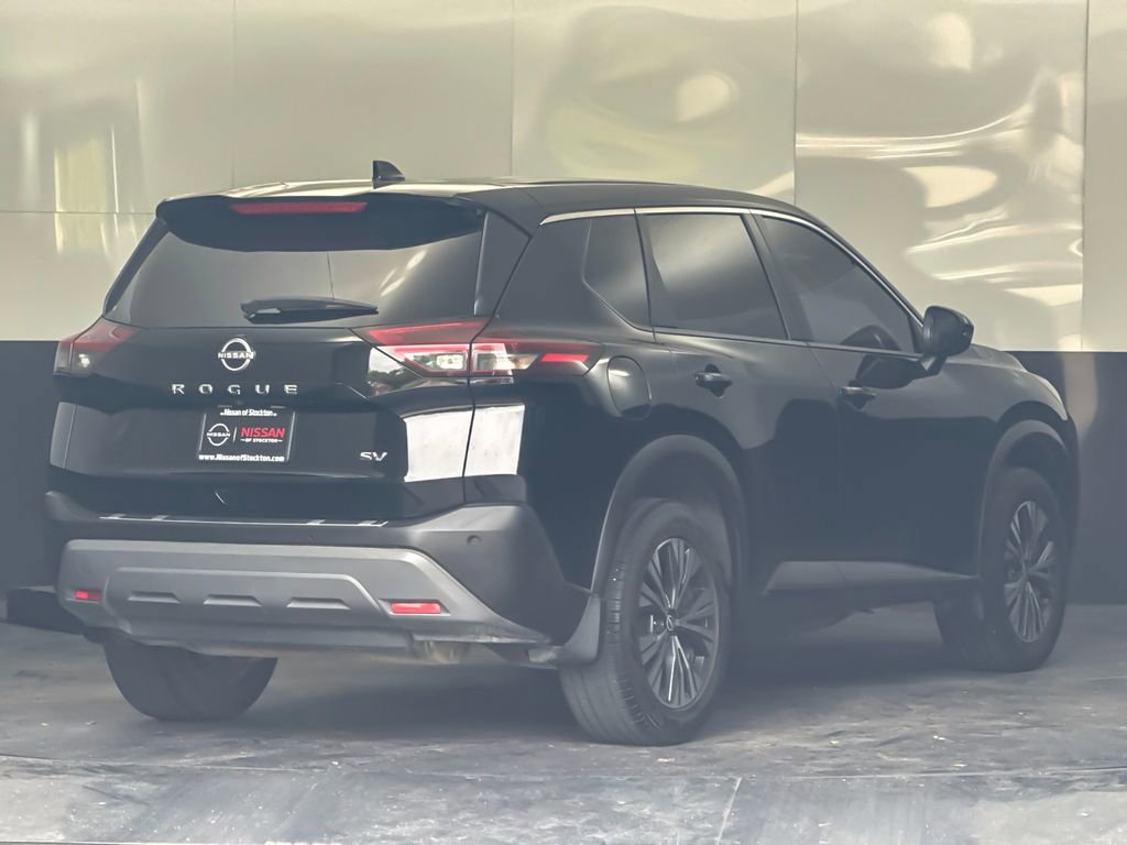 Used 2023 Nissan Rogue SV image 3