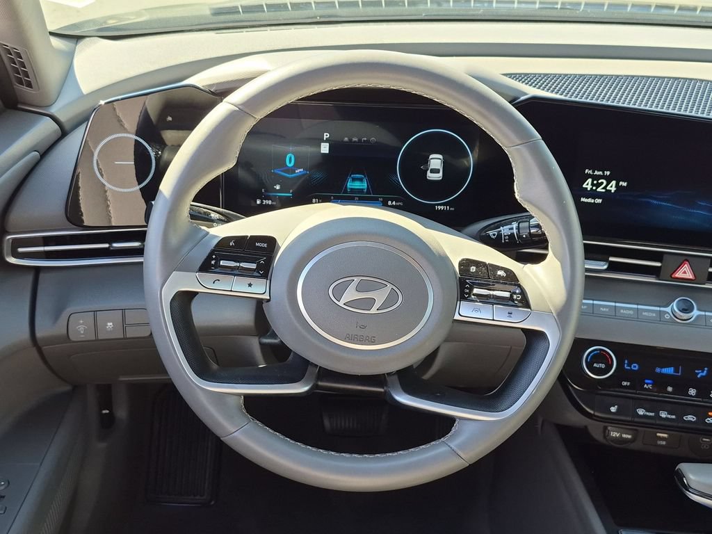 Used 2025 Hyundai Elantra SEL FWD image 23