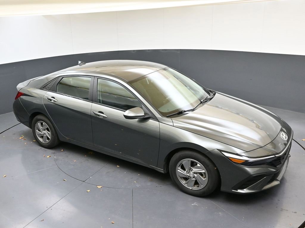 Certified 2025 Hyundai Elantra SE image 50