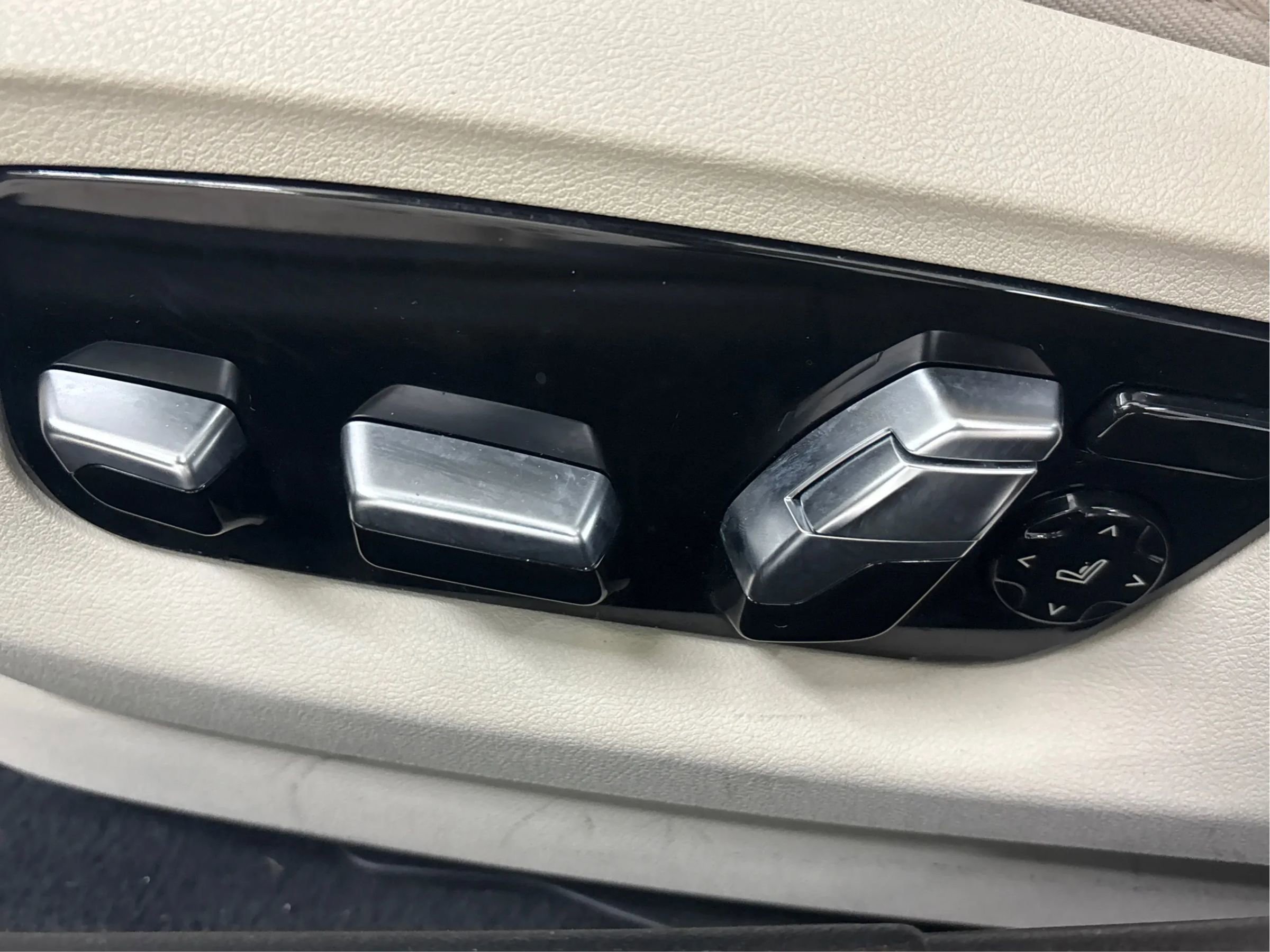 Used 2017 BMW 540i xDrive image 25