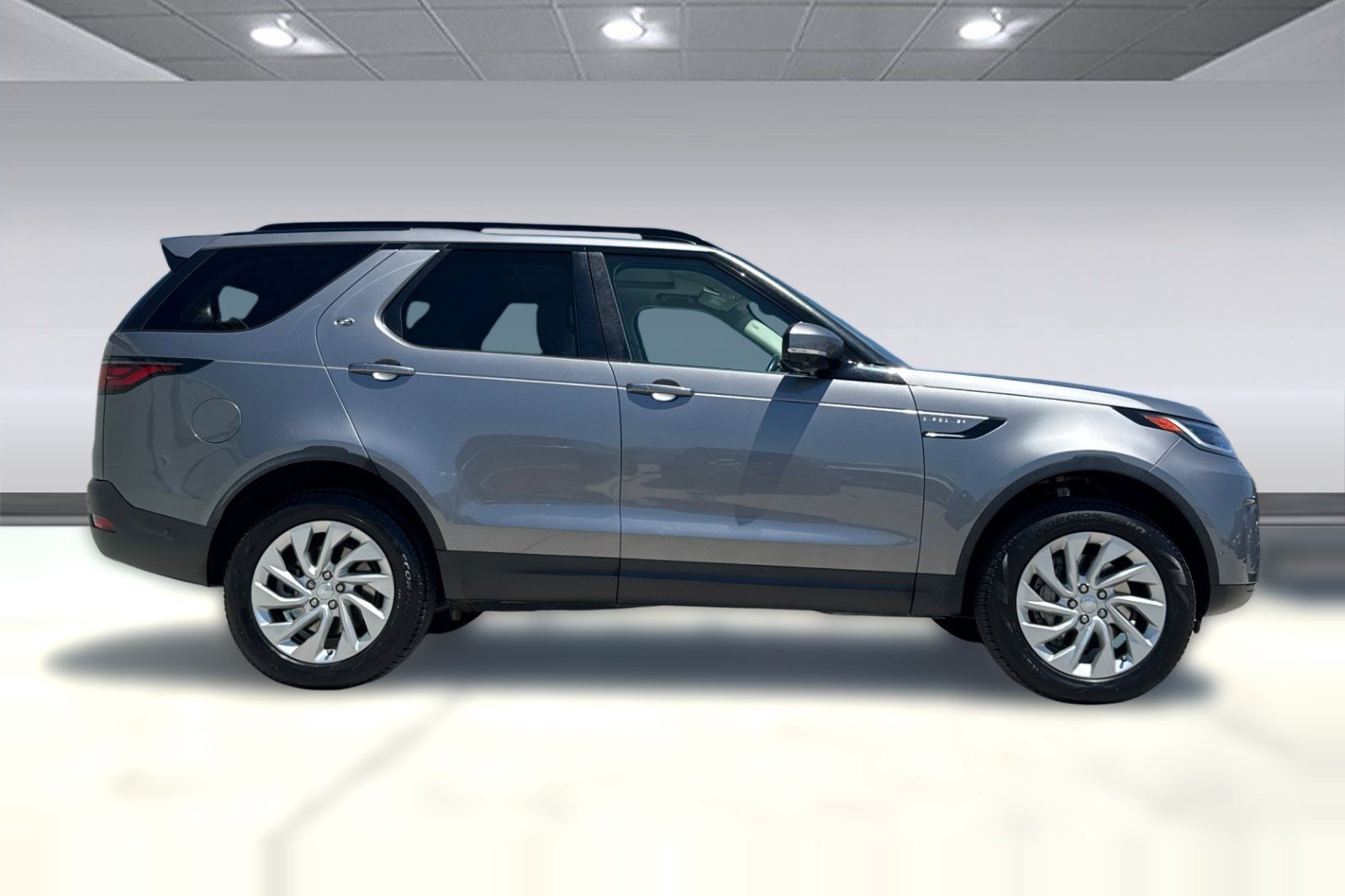 Used 2022 Land Rover Discovery S AWD/4WD image 8
