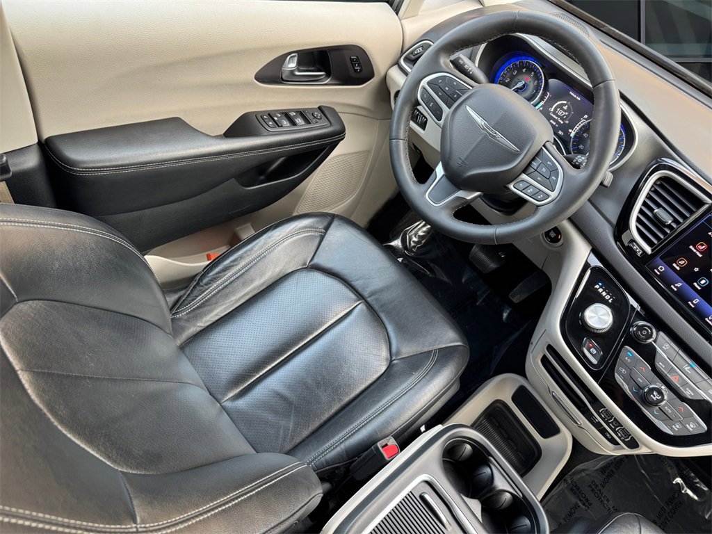 Used 2022 Chrysler Pacifica Touring-L image 15