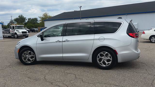 Used 2024 Chrysler Pacifica Limited FWD image 6