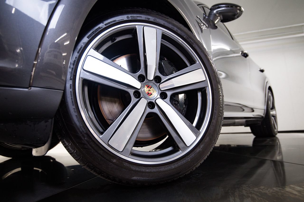Certified 2024 Porsche Cayenne Turbo AWD/4WD image 12