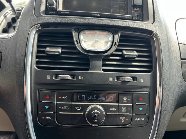 Used 2016 Chrysler Town & Country Touring FWD image 20
