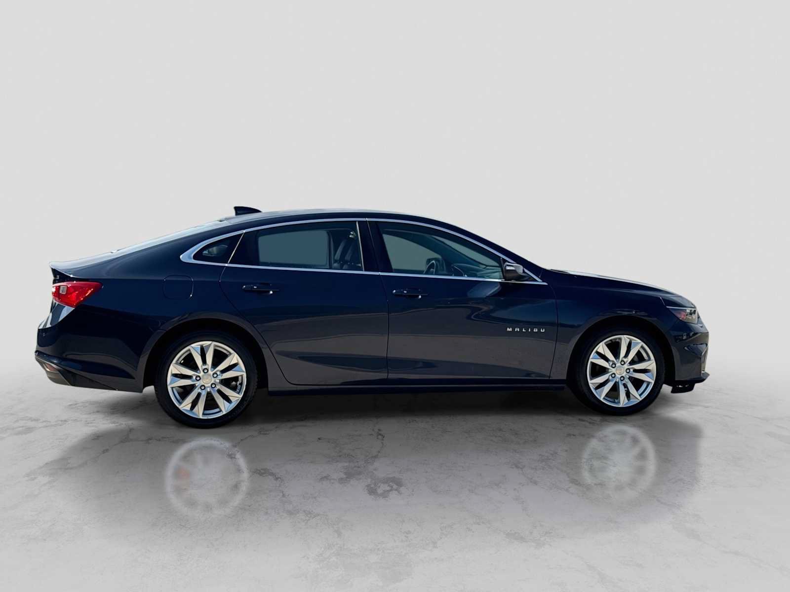 Used 2017 Chevrolet Malibu LT w/ Leather Package FWD image 7