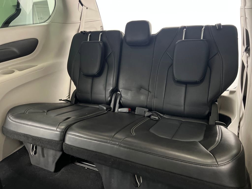 Used 2024 Chrysler Pacifica Touring-L image 38