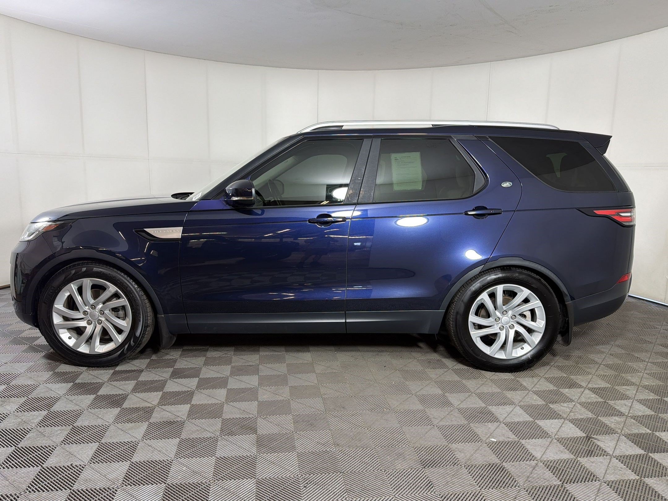 Used 2018 Land Rover Discovery HSE AWD/4WD image 2