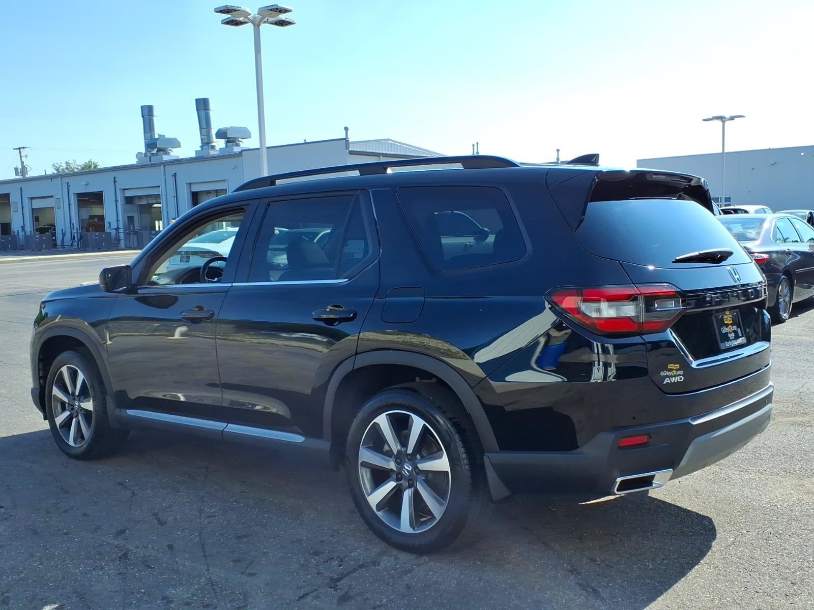 Certified 2025 Honda Pilot Touring image 10