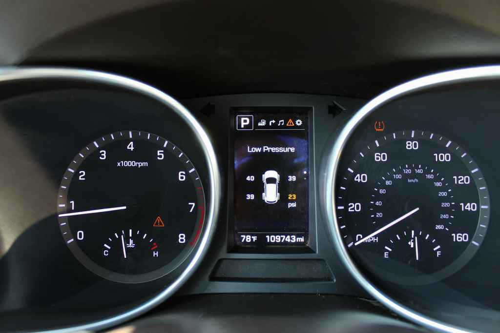 Used 2018 Hyundai Santa Fe Sport w/ Cargo Package AWD/4WD image 16