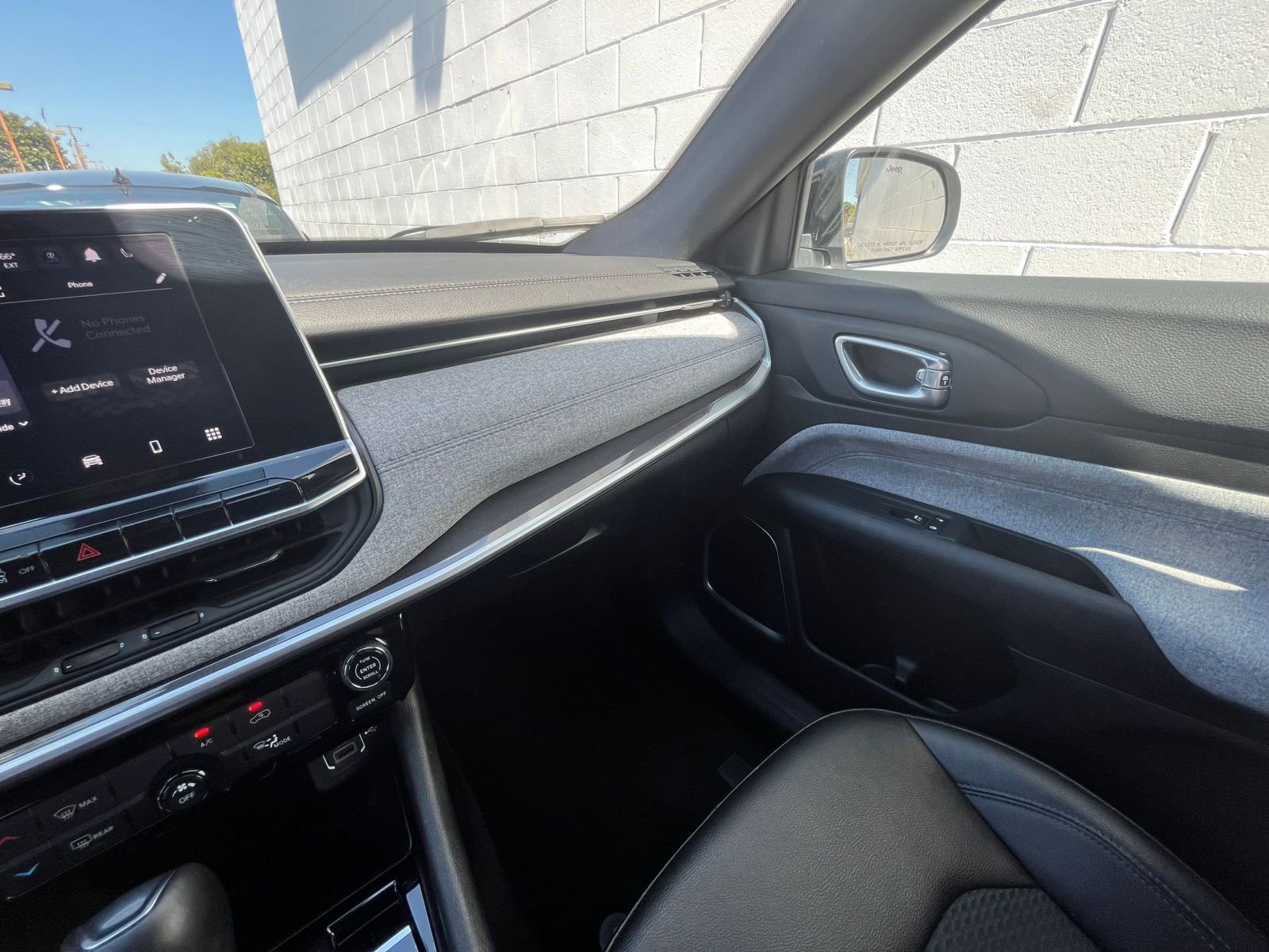 Used 2025 Jeep Compass Latitude image 35