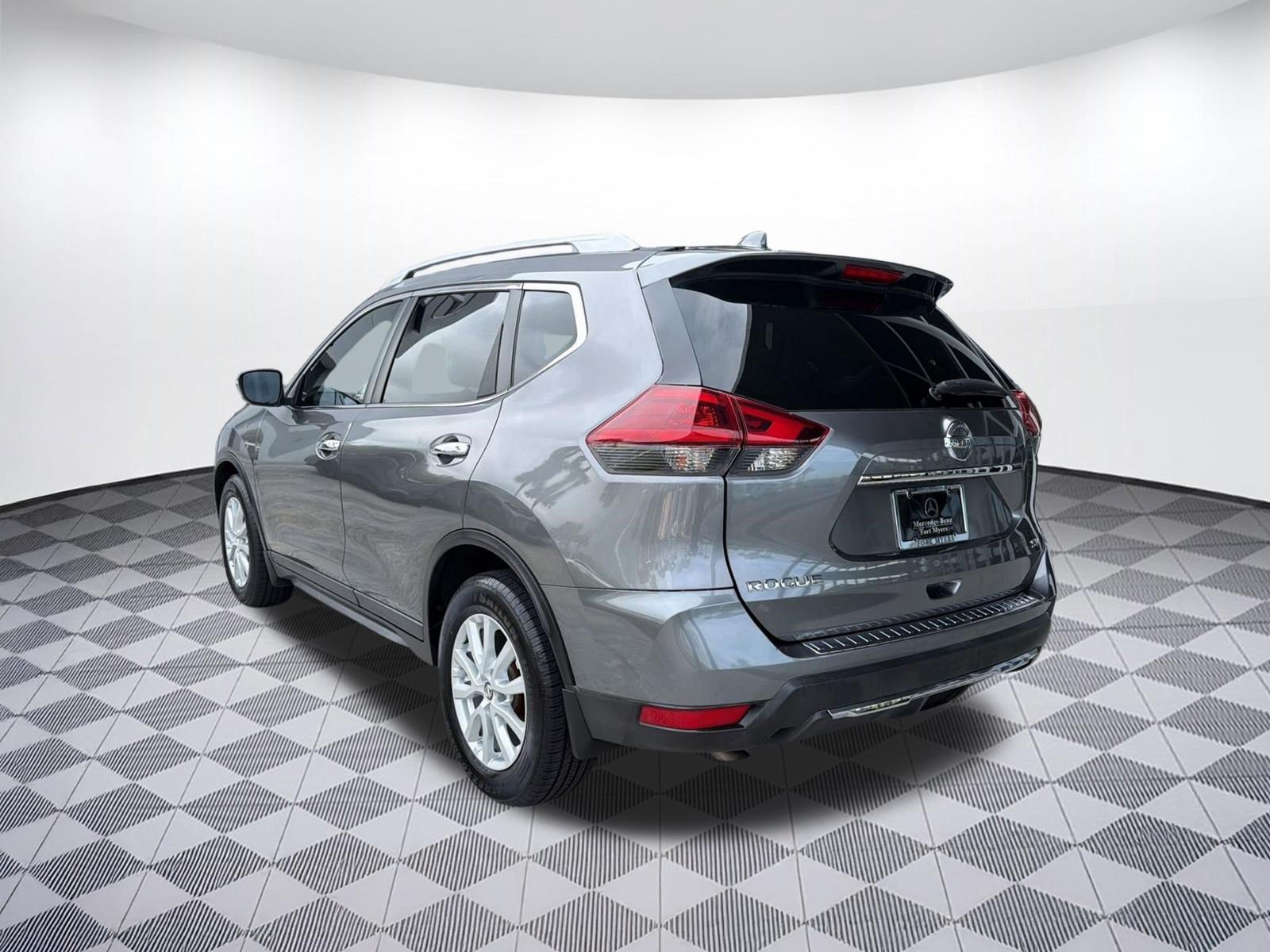 Used 2018 Nissan Rogue SV FWD image 3