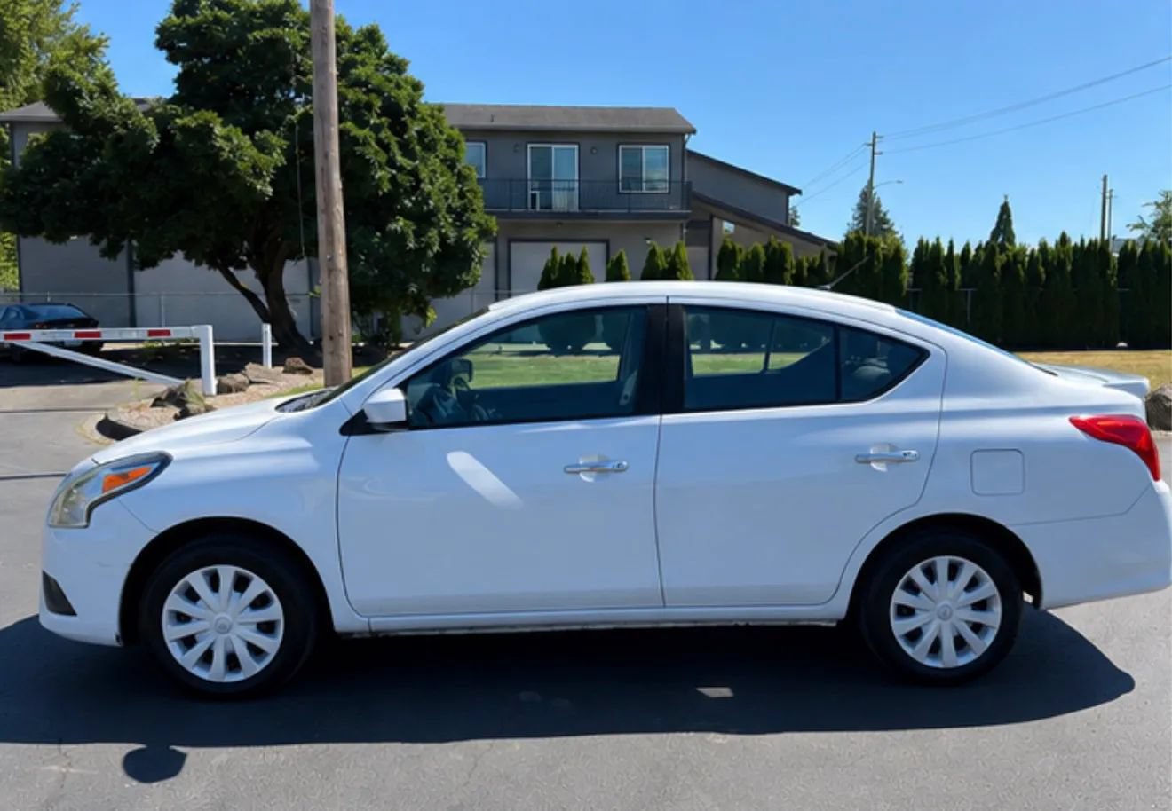 Used 2016 Nissan Versa SV FWD image 2