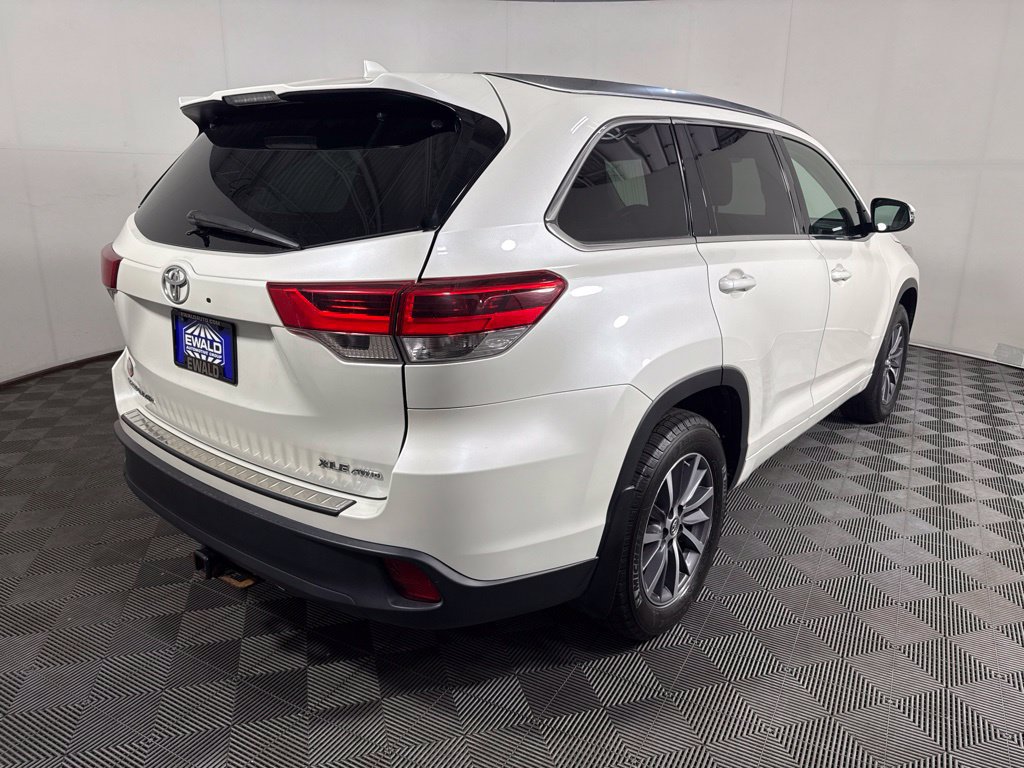 Used 2017 Toyota Highlander XLE AWD/4WD image 11