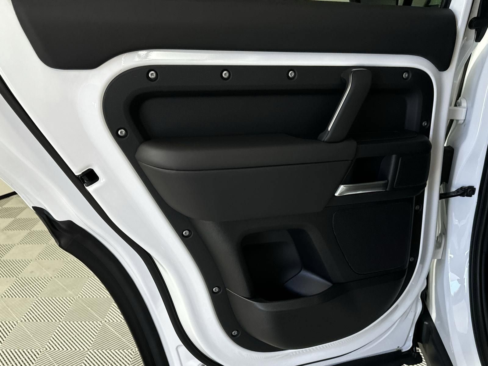 Used 2025 Land Rover Defender 110 X-Dynamic SE image 27