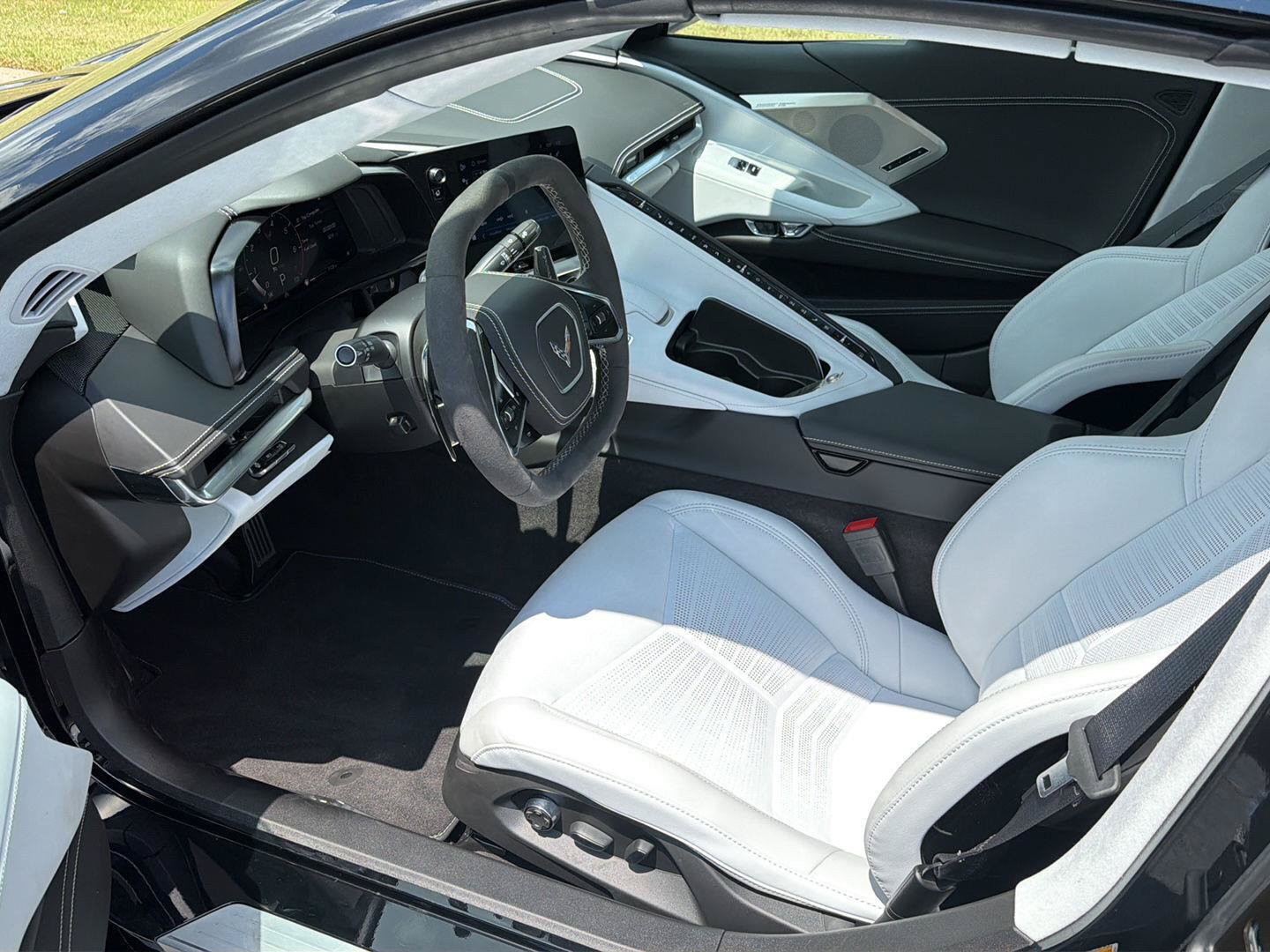 Used 2024 Chevrolet Corvette Stingray Premium Conv w/ Z51 Performance Package RWD image 10