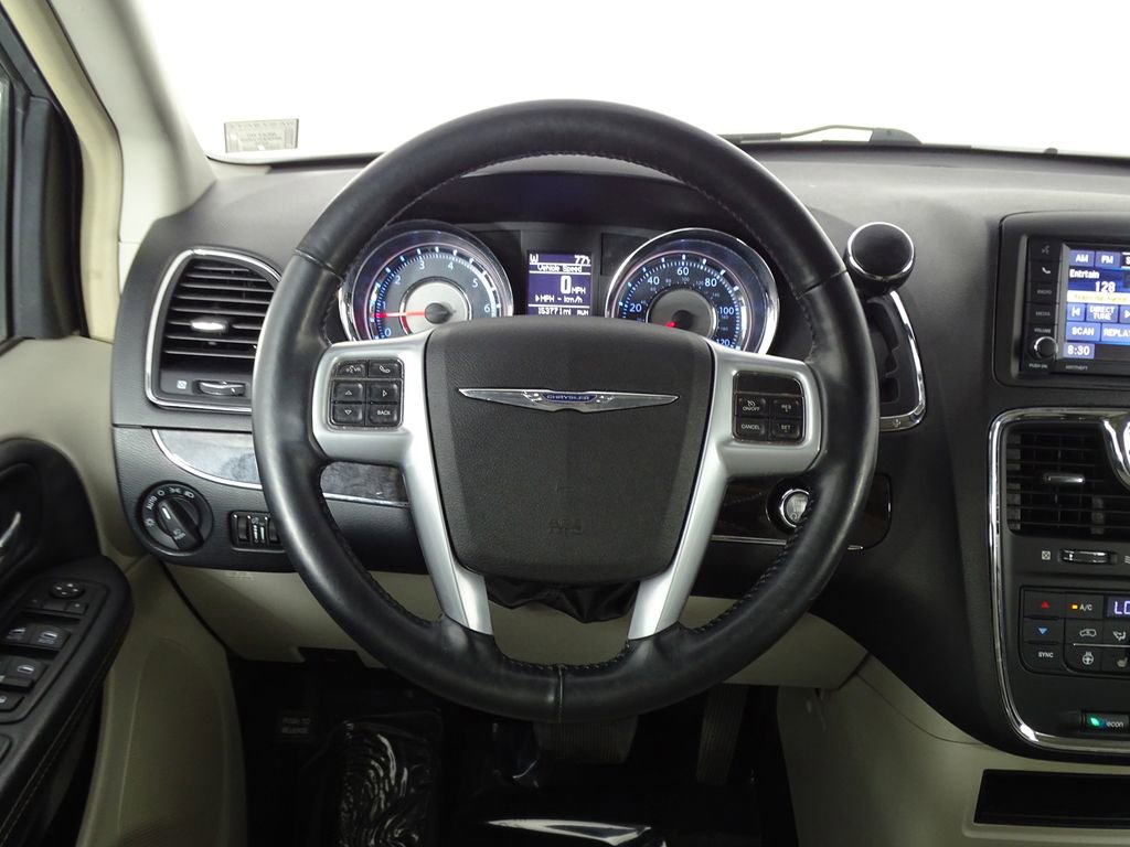Used 2014 Chrysler Town & Country Touring-L w/ Driver Convenience Group image 22