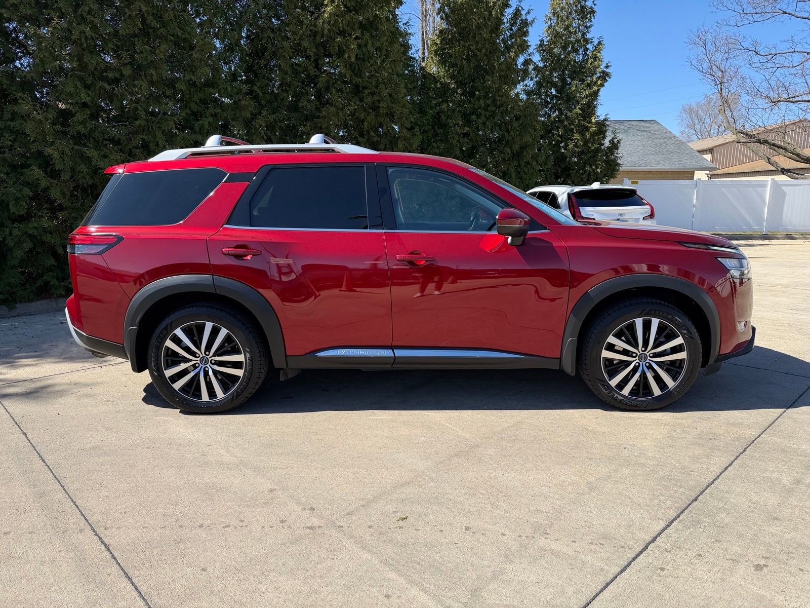 Used 2023 Nissan Pathfinder Platinum w/ Cargo Package image 32