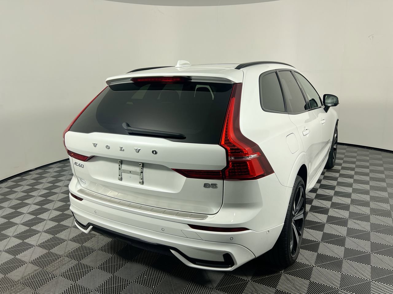 Used 2023 Volvo XC60 B5 Ultimate w/ Protection Package Premier FWD image 3