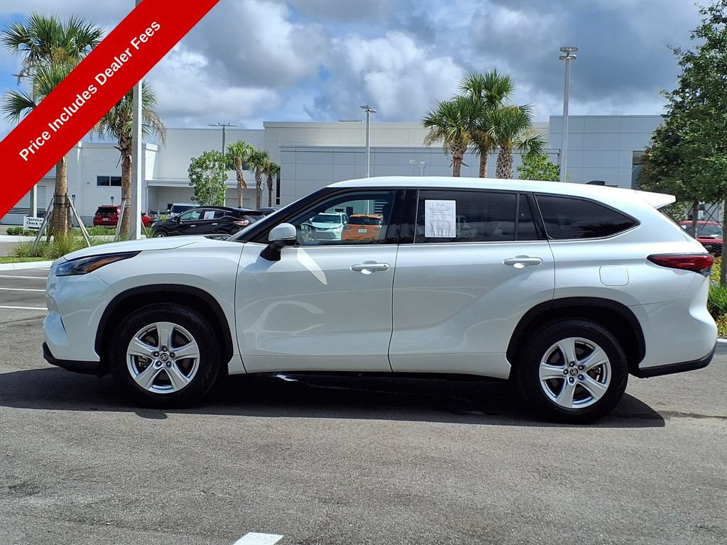 Used 2022 Toyota Highlander LE FWD image 4