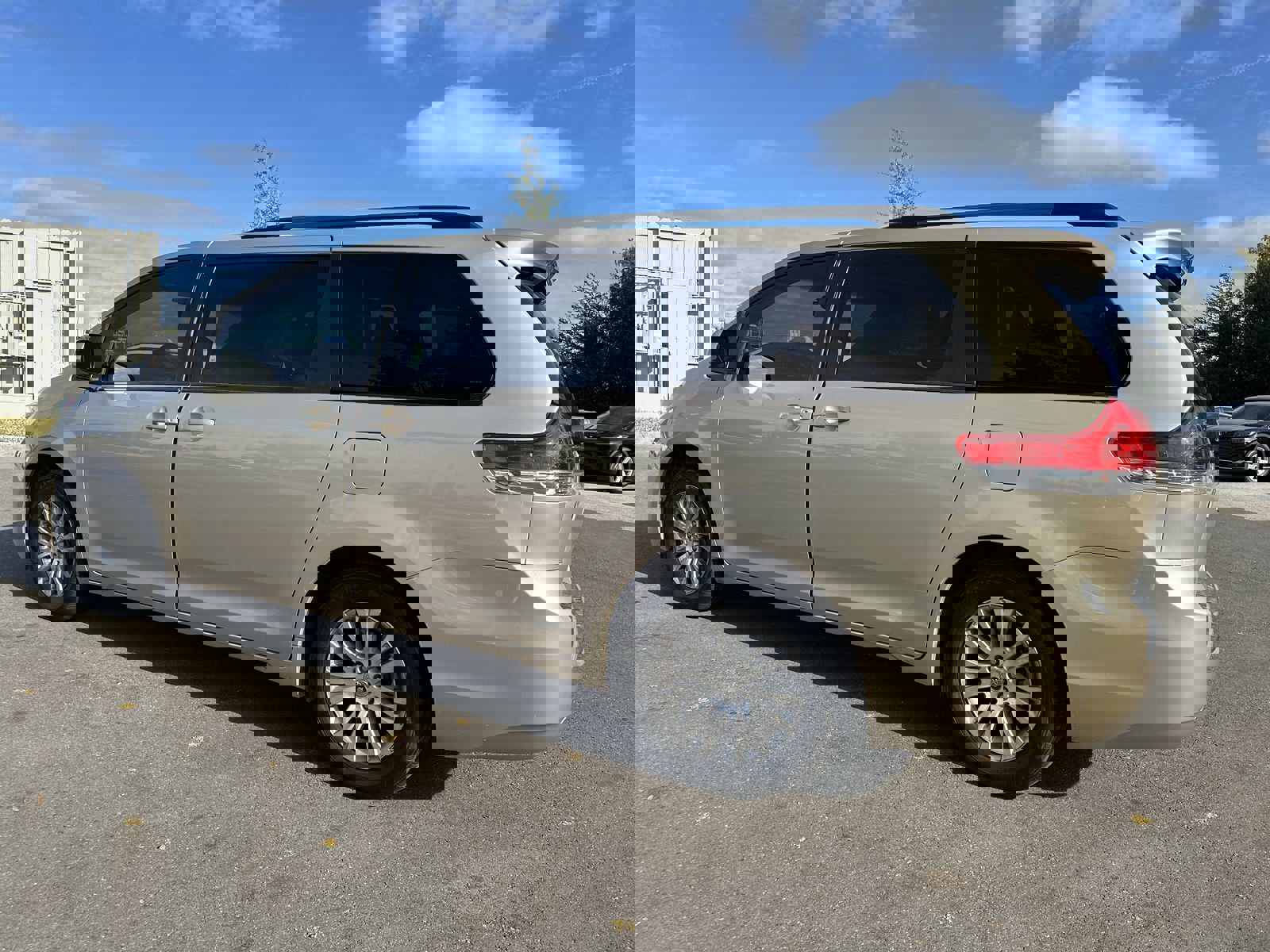 Used 2014 Toyota Sienna XLE image 4