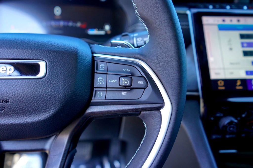 Used 2023 Jeep Grand Cherokee L Limited image 11