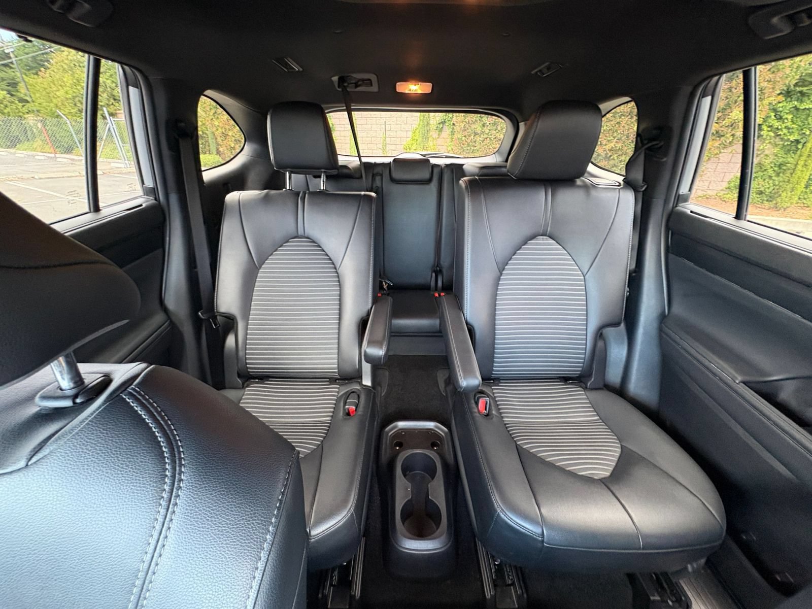 Used 2025 Toyota Highlander XSE AWD/4WD image 40